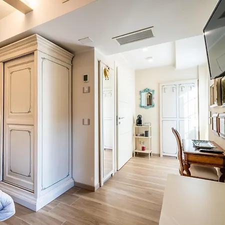 Il Nido Degli Usignoli With Bikes Storage بيت ضيافة